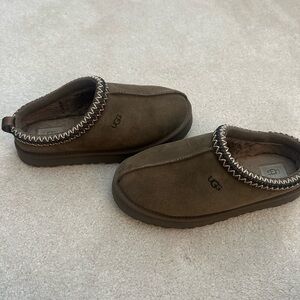 UGG Tazz size 6 Hickory